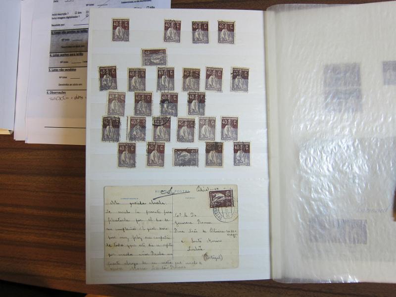 0007 (34).JPG -     Lote:    7      Ceres      Lotes Especiais       Descrição:         1924/26 &mdash; Ceres. Novas taxas e cores. Colecção em classificador, com selos novos e usados, simples e em múltiplos. Série em quadras, Variedades de clichés e erros. Inclui 7 provas e 37 exemplares, entre cartas e postais ilustrados, em todas as taxas, com excepção dos valores de 10E e 20E. 95% dos selos novos em excelente estado sem sinal de charneira. Todas as cartas de grande qualidade e em bom estado de conservação. Acompanham muitos desenhos de autoria de Eduardo Silva. Valor de catálogo dos selos novos de &euro; 32.000,00.        Lote       Valor Base:     &euro; 8.000,00     Valor Venda:     &euro; 8.000,00     